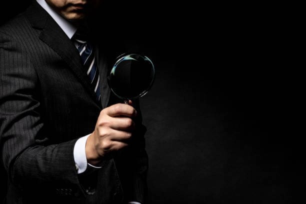 man with magnifying glass Top Private Investigators